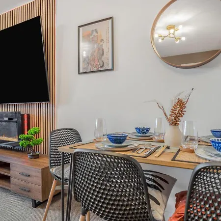 Japan With Freepark And Balcony - 28 Night Apartment Birmingham